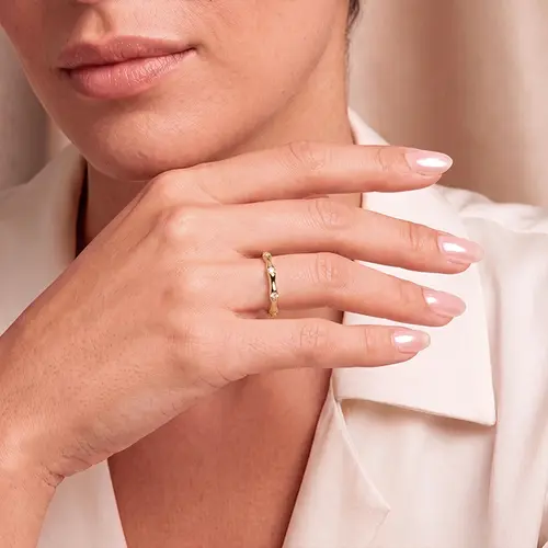 Meia Aliança Trabalhada em Ouro Amarelo 18K com Diamantes