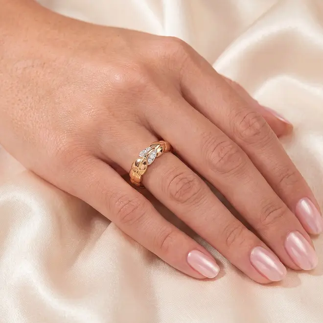 Anel Trabalhada em Ouro Amarelo 18K com Diamantes