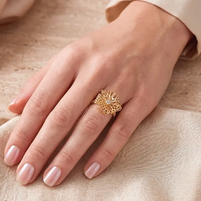 Anel Flor Vazada Ouro Amarelo 18K com Zircônias