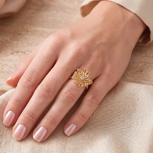 Anel Flor Vazada Ouro Amarelo 18K com Zircônias