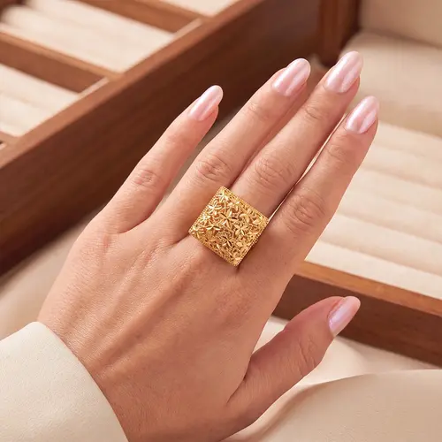 Anel Quadrado com Flores Vazadas Ouro Amarelo 18K