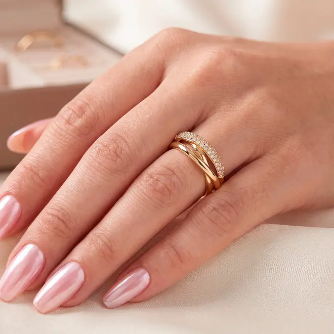 Anel Entrelaçado em Ouro Amarelo 18K com Diamantes