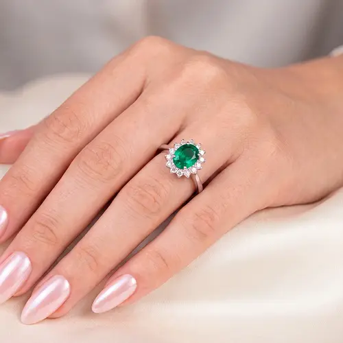 Anel de Ouro Branco com 14 Diamantes e Esmeralda de 87 Pts.