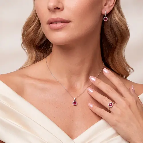 Conjunto Par de Brincos, Pingente e Anel de Prata com Rubis. 125184
