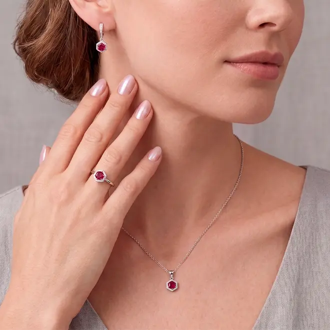Conjunto Par de Brincos, Pingente e Anel de Prata com Rubis. 125185
