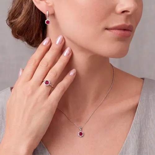 Conjunto Par de Brincos, Pingente e Anel de Prata com Rubis. 125185