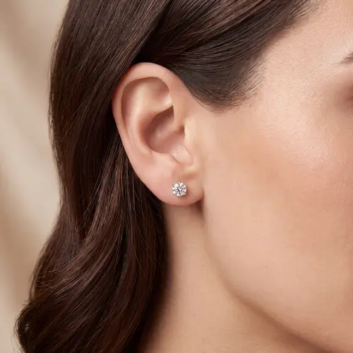Par de Brinco Solitario de Ouro Branco com Diamantes Totalizando 1,30 Cts.