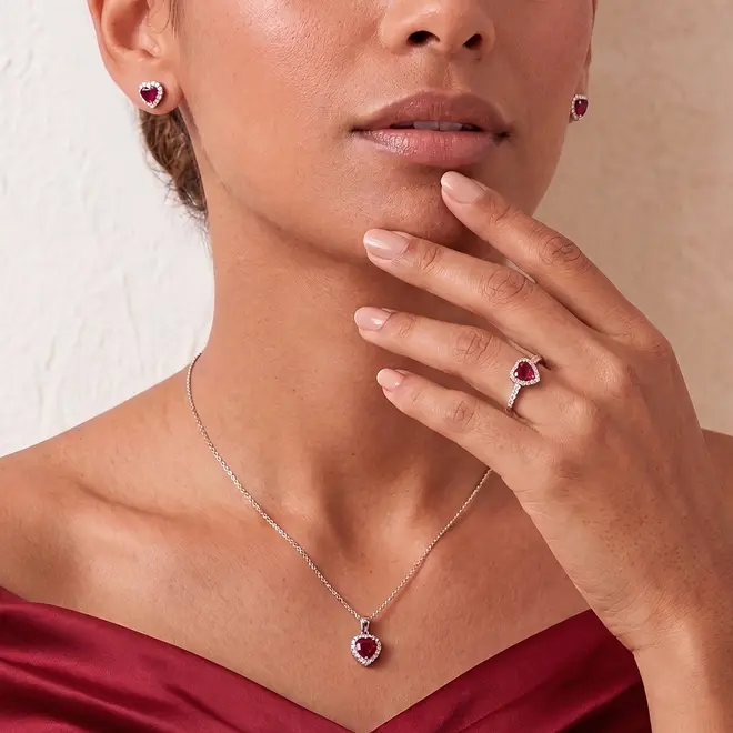 Conjunto Par de Brincos, Pingente e Anel de Prata com Rubis. 125199