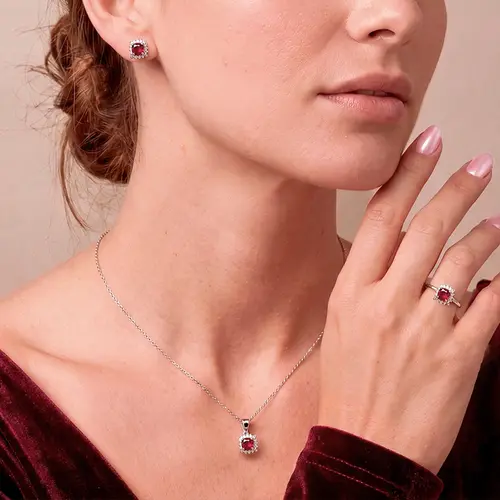 Conjunto Par de Brincos, Pingente e Anel de Prata com Rubis. 125205