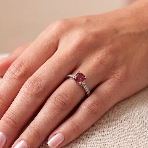 Anel Solitário de Ouro Branco com Diamantes e Rubelita de 1,50 Cts.
