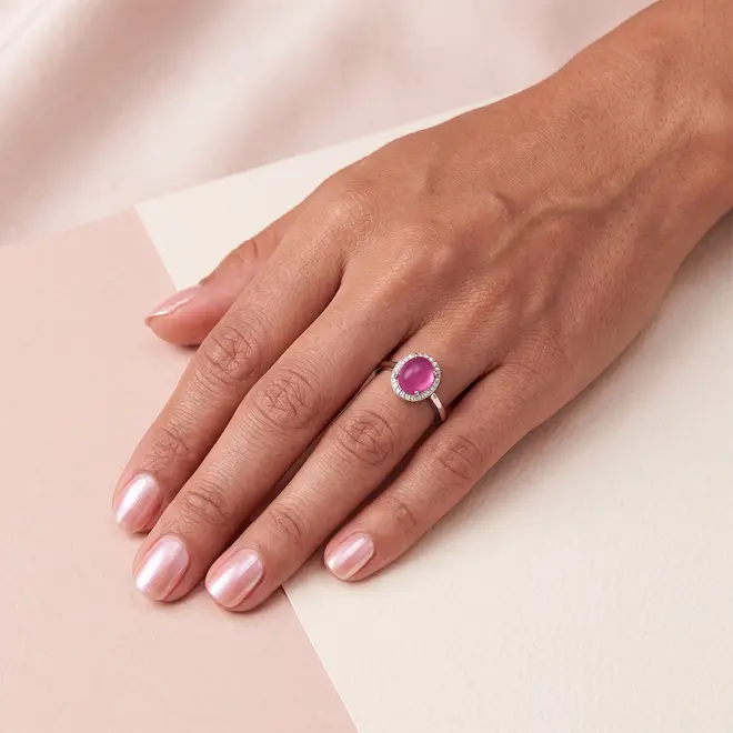 Anel Trabalhado de Prata com Rubi Cabochon.