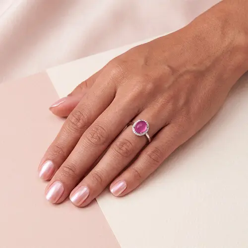 Anel Trabalhado de Prata com Rubi Cabochon.