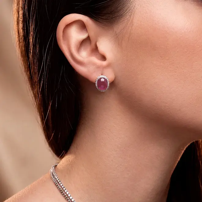 Par de Brincos de Prata com Rubis Cabochon.