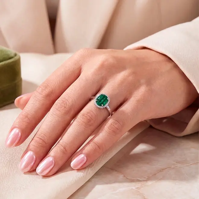 Anel de Prata com Diamantes e Esmeralda. 125298