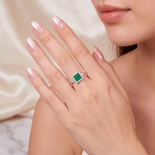 Anel de Prata com Diamantes e Esmeralda. 125299