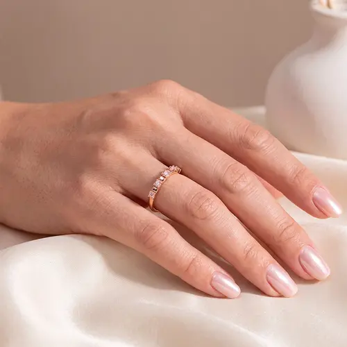 Meia Aliança de Ouro Rose com Diamantes totalizando 6 pts.