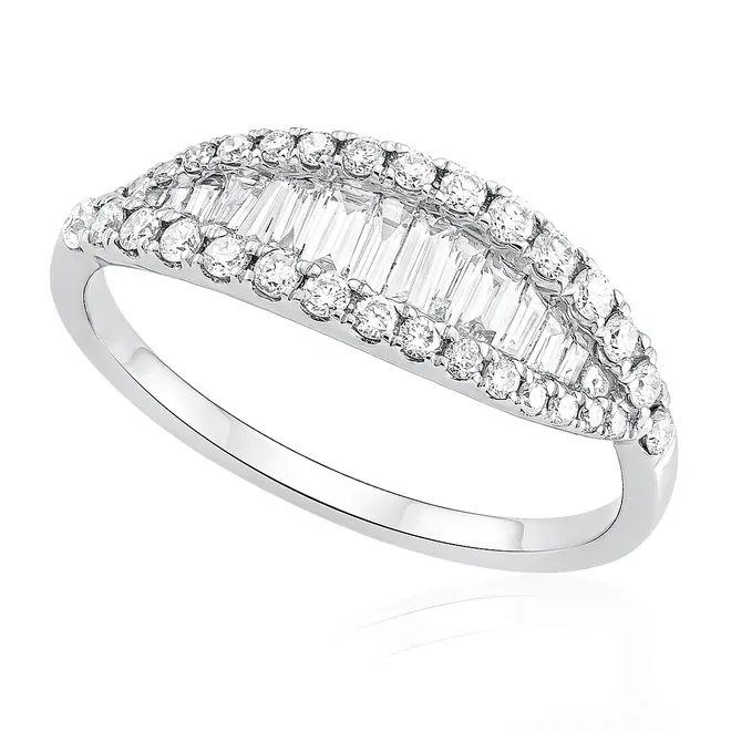 Anel Trabalhado de Ouro Branco com Diamantes Totalizando 80 Pts.