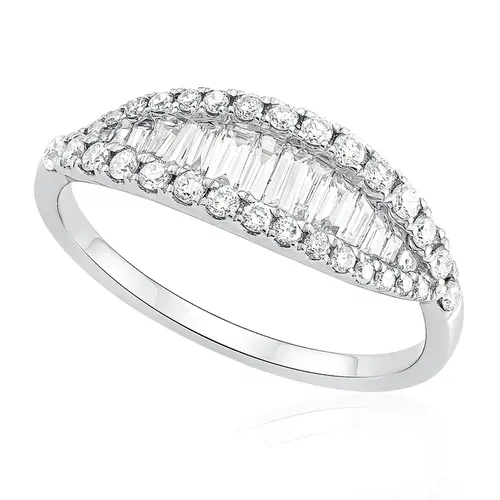 Anel Trabalhado de Ouro Branco com Diamantes Totalizando 80 Pts.