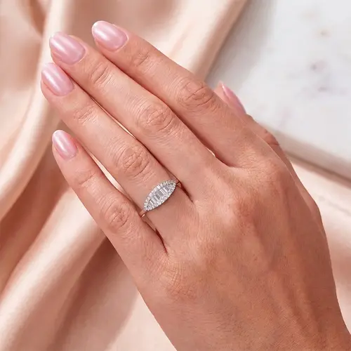 Anel Trabalhado de Ouro Branco com Diamantes Totalizando 80 Pts.