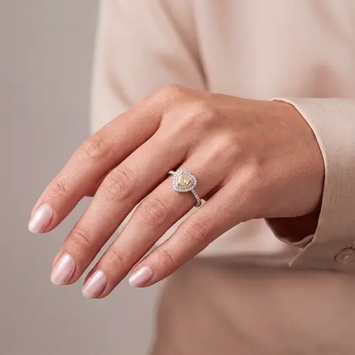 Anel coração trabalhado em Ouro Branco com Diamantes Totalizando 1,0 Cts.