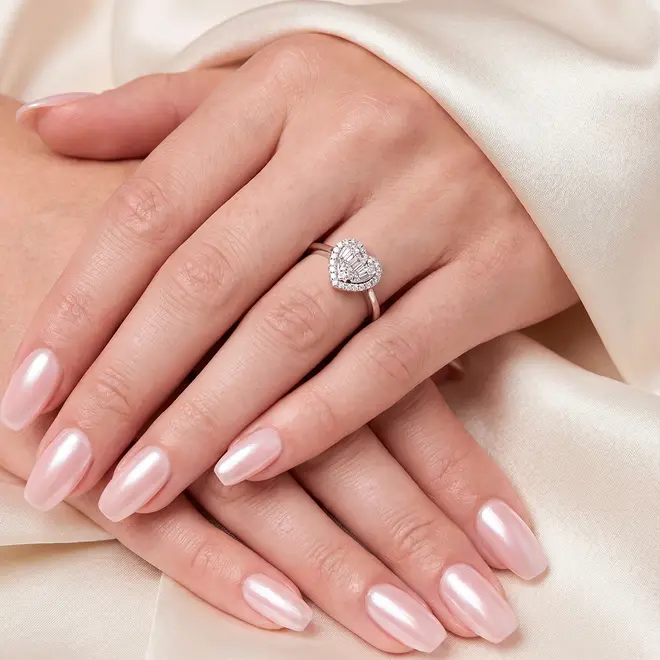Anel Trabalhado Coração de Ouro Branco com Diamantes Totalizando 80 Pts.