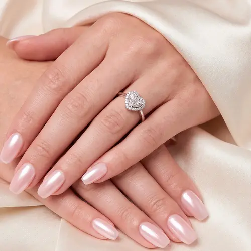 Anel Trabalhado Coração de Ouro Branco com Diamantes Totalizando 80 Pts.