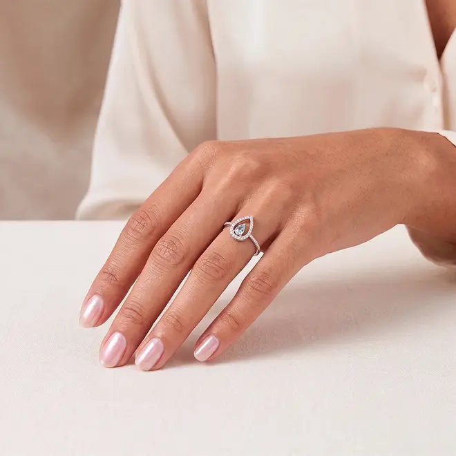 Anel Trabalhado de Ouro Branco com Diamantes e Turmalina Paraíba de 66 Pts.