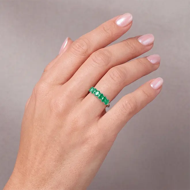 Meia Aliança de Ouro Branco com Esmeraldas totalizando 1,38 Cts.