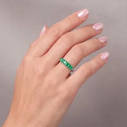 Meia Aliança de Ouro Branco com Esmeraldas totalizando 1,38 Cts.