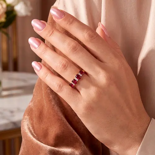 Meia Aliança de Ouro Amarelo com Diamantes e Rubis totalizando 3,04 Cts.