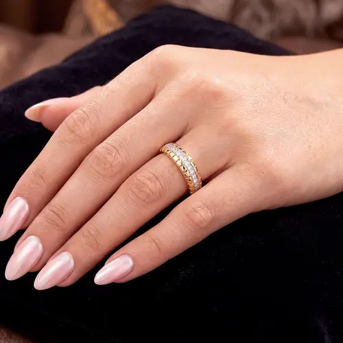 Anel Trabalhado de Ouro Amarelo com 16 Diamantes.