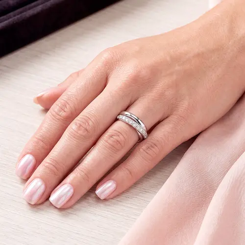 Anel Trabalhado de Ouro Branco com 21 Diamantes.