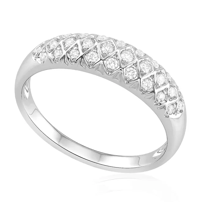 Anel Trabalhado de Ouro Branco com 10 Diamantes.