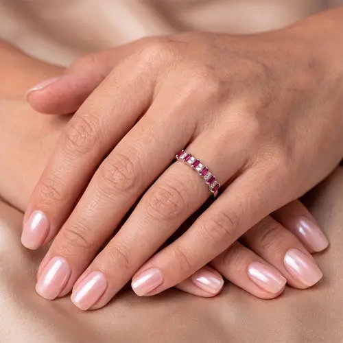 Meia Aliança de Ouro Branco com 10 Diamantes e 6 Rubis.