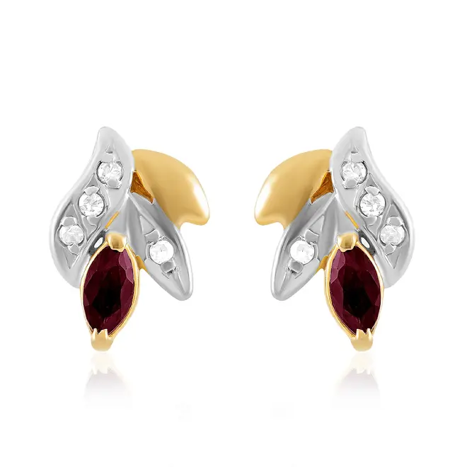 Par de Brincos Trabalhado de Ouro Amarelo com Diamantes e Rubi.