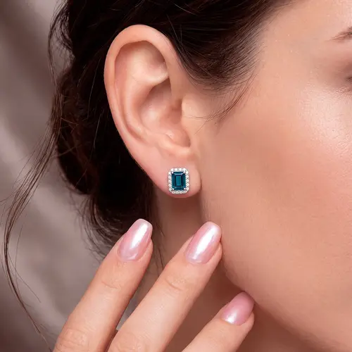 Par de Brincos de Ouro Branco com Diamantes e Topázio London totalizando 2,36 Cts.