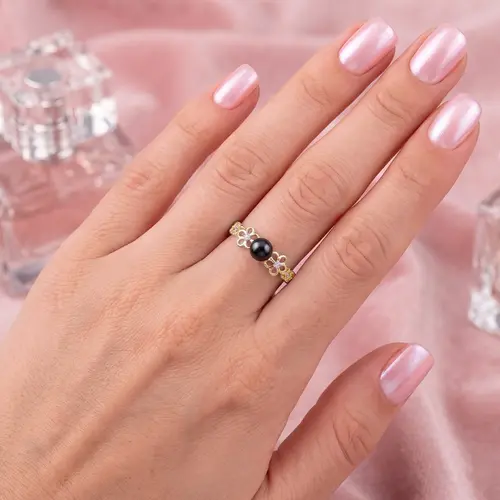 Anel Flores de Ouro Amarelo com Pérola Negra de 6 mm e 4 Diamantes