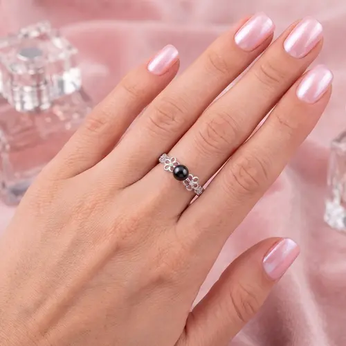 Anel Flores de Ouro Branco com Pérola Negra de 7 mm e 4 Diamantes
