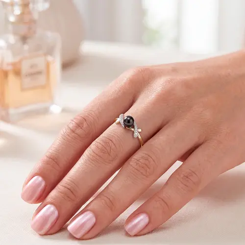 Anel de Ouro Amarelo com Pérola Negra de 7 mm e 4 Diamantes