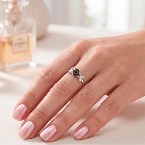 Anel de Ouro Branco com Pérola Negra de 7 mm e 4 Diamantes