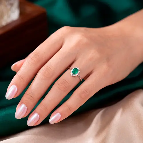 Anel de Ouro Branco com 20 Diamantes e Esmeralda de 1,4 Cts.