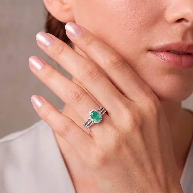 Anel de Ouro Branco com 72 Diamantes e Esmeralda 1,4 Cts.