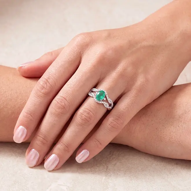 Anel de Ouro Branco com 52 Diamantes e Esmeralda 1,4 Cts.