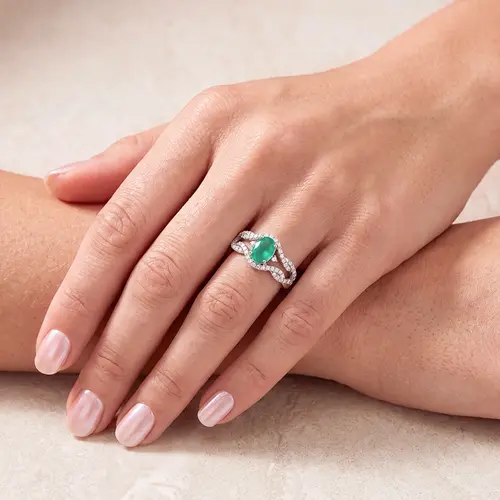 Anel de Ouro Branco com 52 Diamantes e Esmeralda 1,4 Cts.