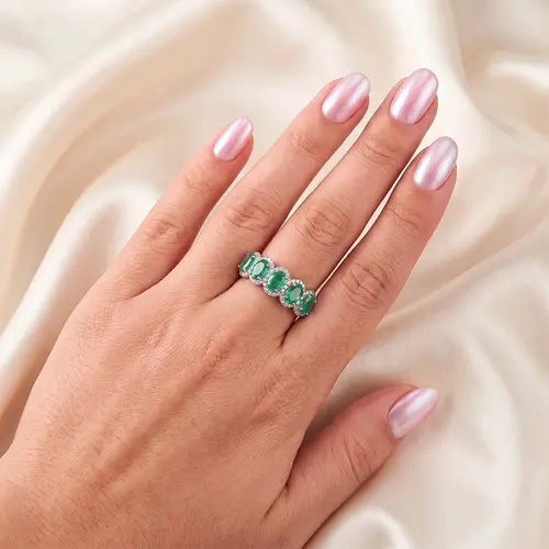 Meia Aliança de Ouro Branco com 68 Diamantes e Esmeralda 1,8 Cts.