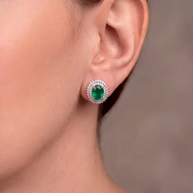 Par de Brincos de Ouro Branco com Diamantes e Esmeraldas totalizando 2,8 Cts.