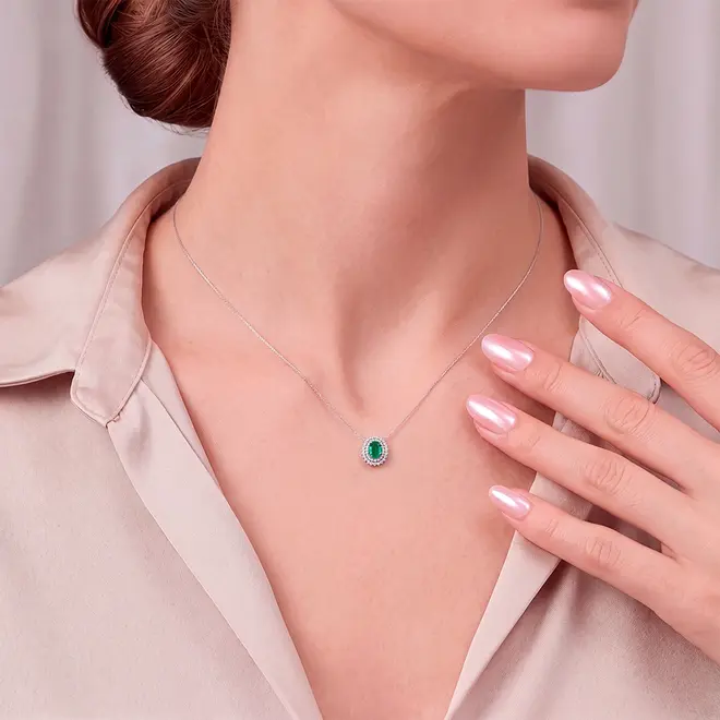 Pingente de Ouro Branco com Corrente, Diamantes e Esmeralda de 1,4 Cts