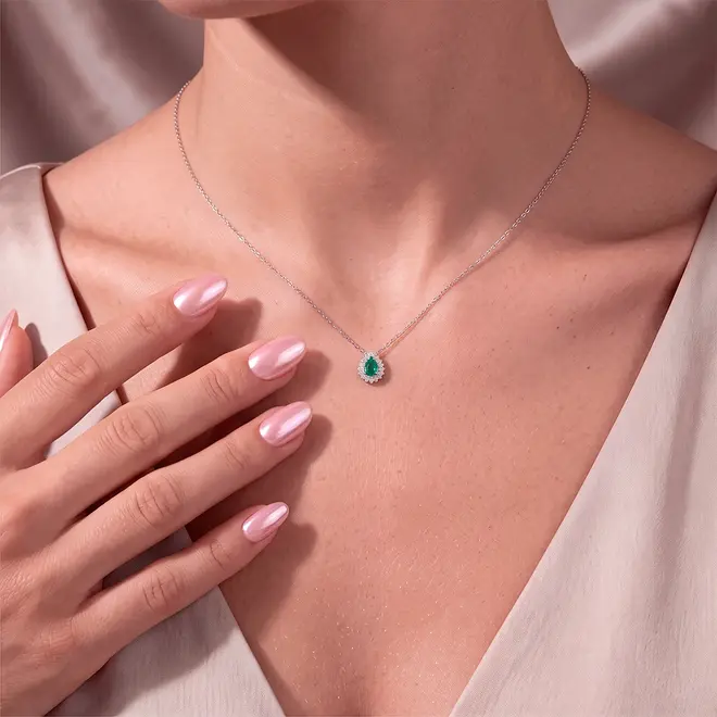 Pingente de Ouro Branco com Corrente, Diamantes e Esmeralda 125426