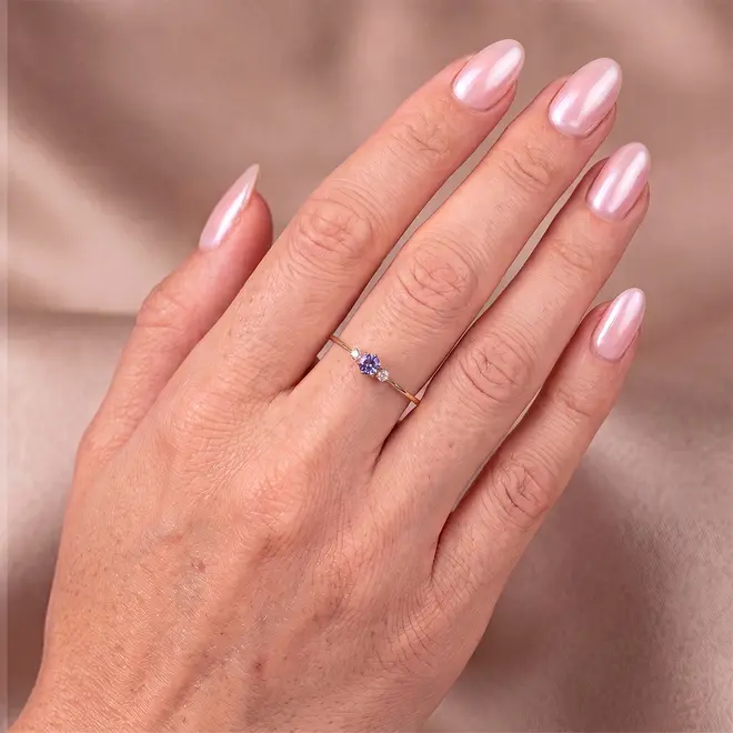 Anel de Ouro Amarelo com 2 Diamantes e Tanzanita.