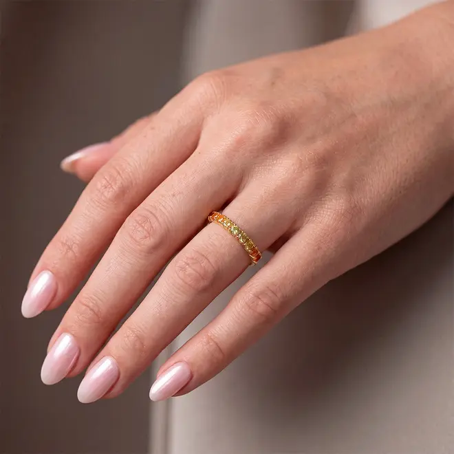 Meia Aliança com 9 Safiras Coloridas em Ouro Amarelo.